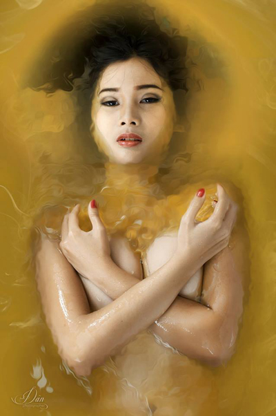 Bộ ảnh mà Xuân Thuỳ với mặt nước đầy mầu sắc khiến cho không ít người xem phải ngỡ ngàng.